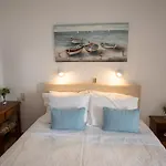 Lilian Beachfront Apartman *