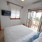 Lilian Beachfront Apartman *