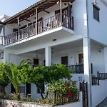 Lilian Beachfront Apartman